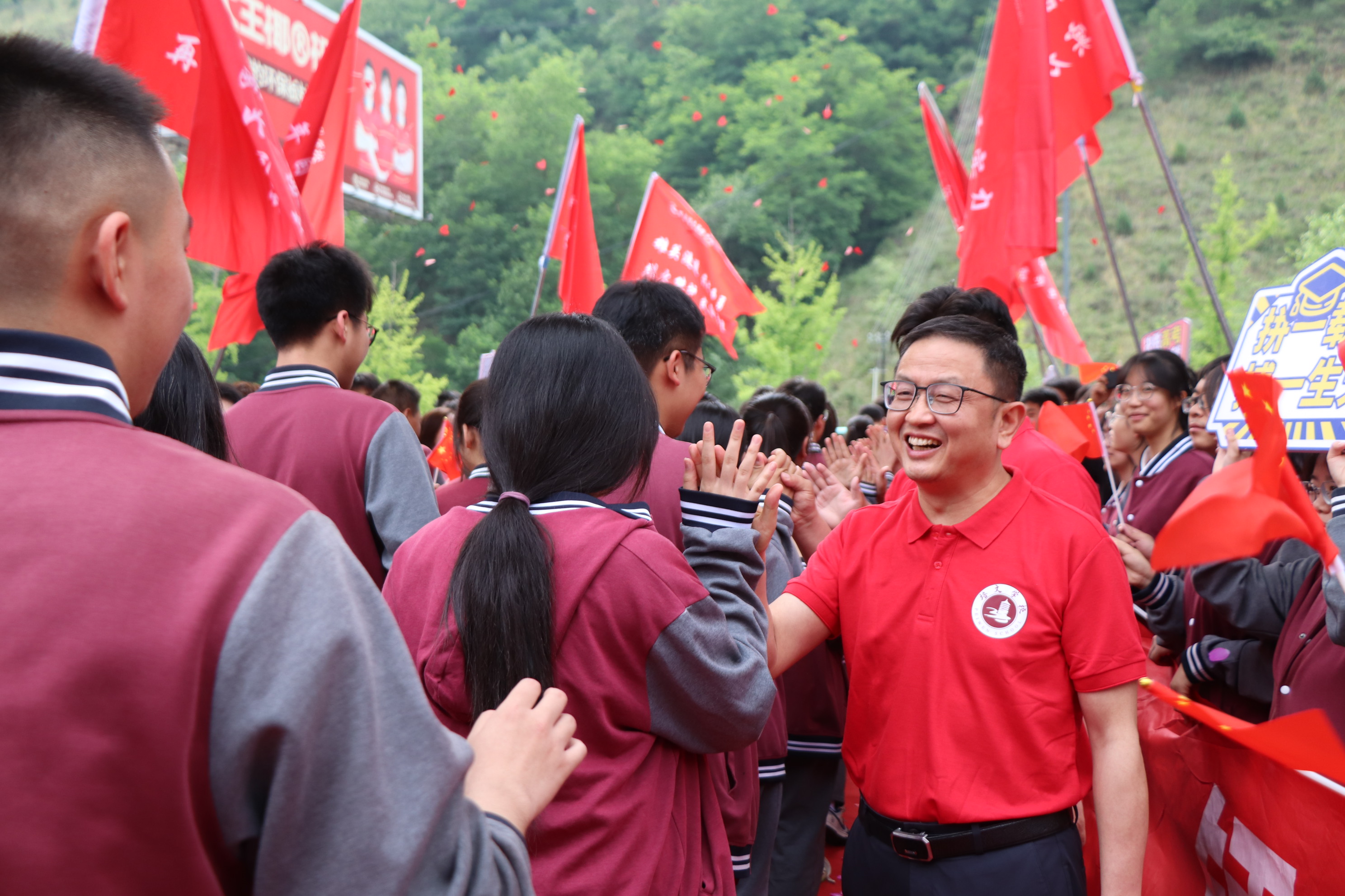 高考必勝 | 攜夢(mèng)想出征 ，為青春壯行 —— 延安培文實(shí)驗(yàn)學(xué)校高考送考儀式